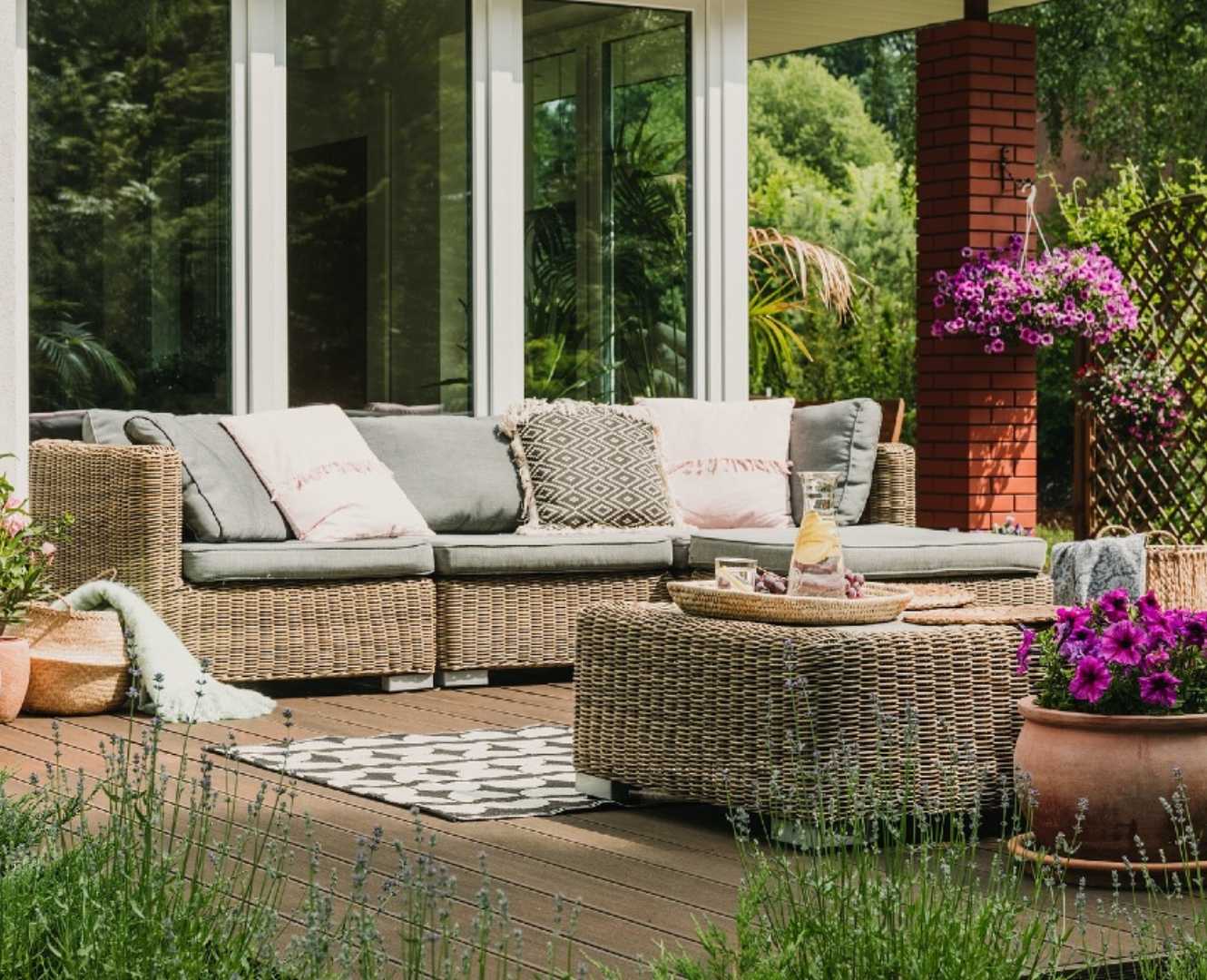 Standard WPC teraszburkolat – napfényes, természetes hangulatú terasz növényekkel és kerti bútorokkal.