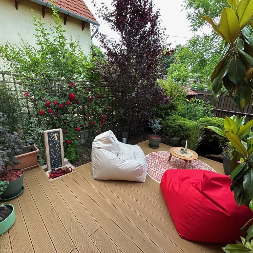 Standard tölgy színű WPC teraszburkolat udvari környezetben, természetes megjelenéssel