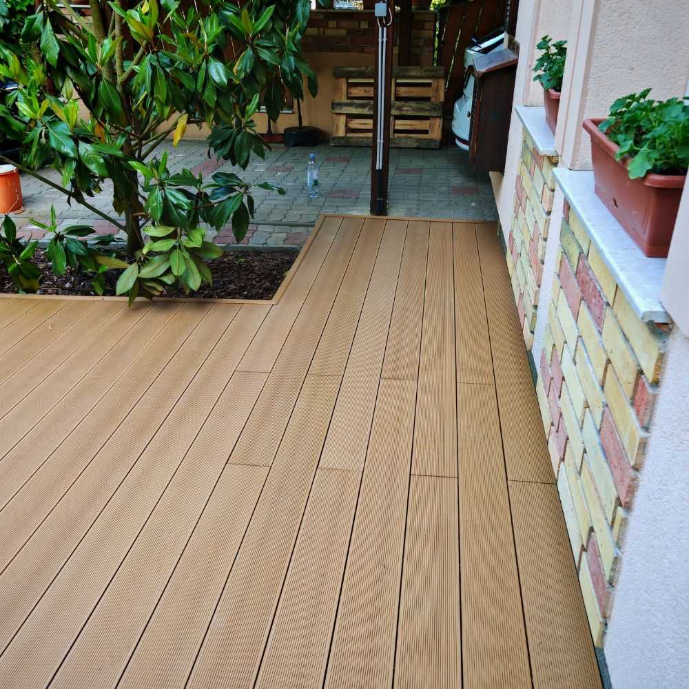 Standard tölgy WPC teraszburkolat részlet, letisztult vonalvezetéssel és egységes felülettel