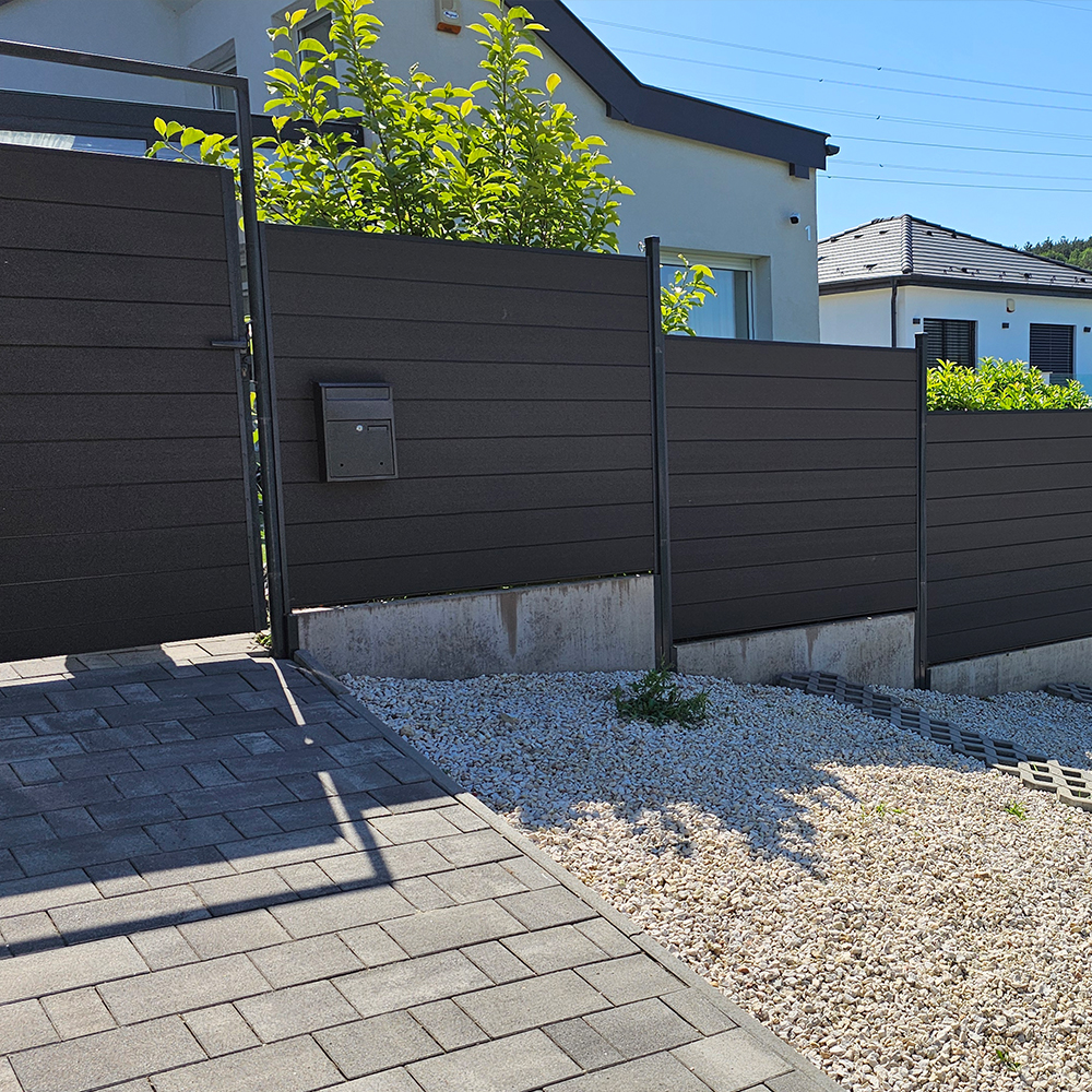 Zárt WPC kerítés – antracit színű utcafronti kivitelezés modern családi háznál.