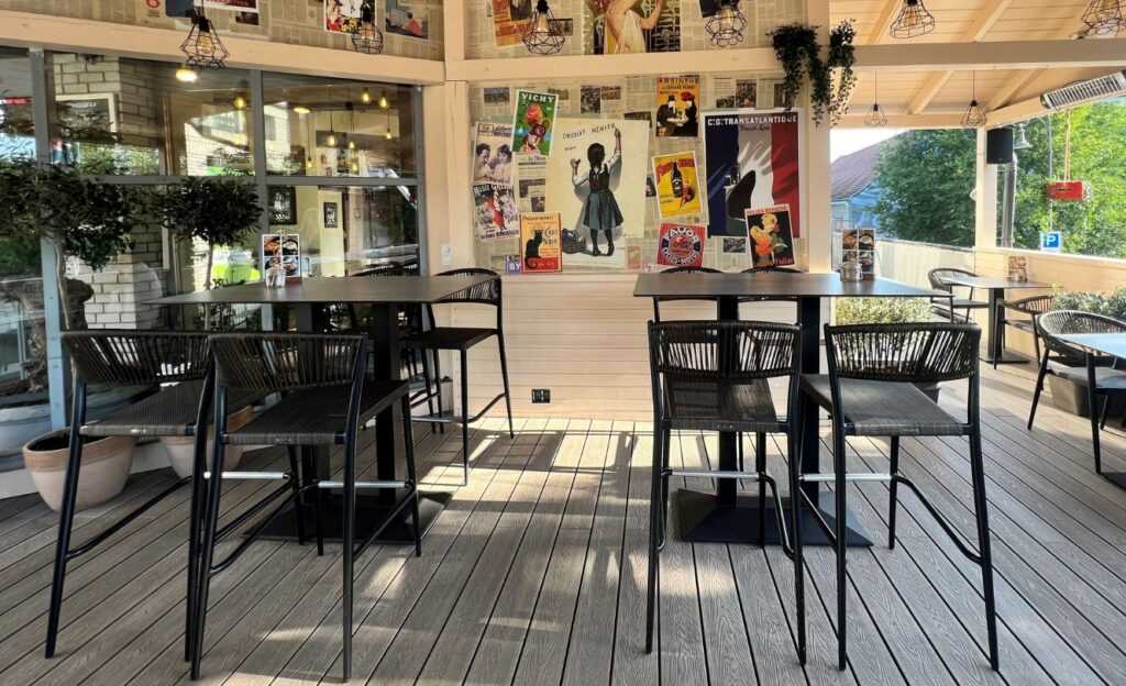 Szakszerűen kivitelezett WPC teraszburkolat vendéglátó környezetben