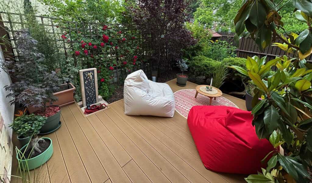 Standard WPC teraszburkolat natúr tölgy színben, hangulatos kerti terasz kialakítás