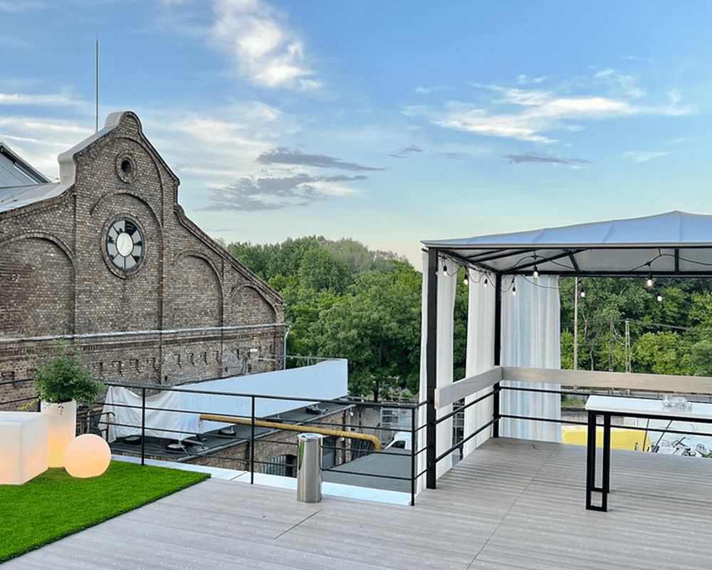 Prémium WPC teraszburkolat antracit színben, városi környezetben kialakított rendezvényteraszon