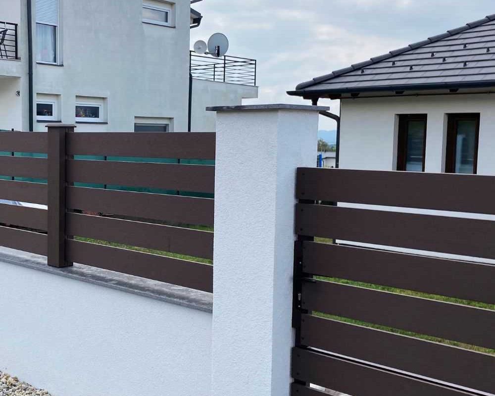 Standard WPC kerítés barna színben, vakolt oszlopos referencia kialakítás