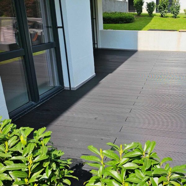 Standard WPC teraszburkolat antracit színben, letisztult teraszburkolat megjelenés