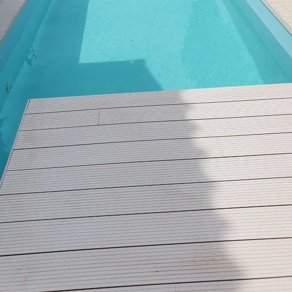 Standard WPC teraszburkolat fehér tölgy színben, világos és modern terasz referencia