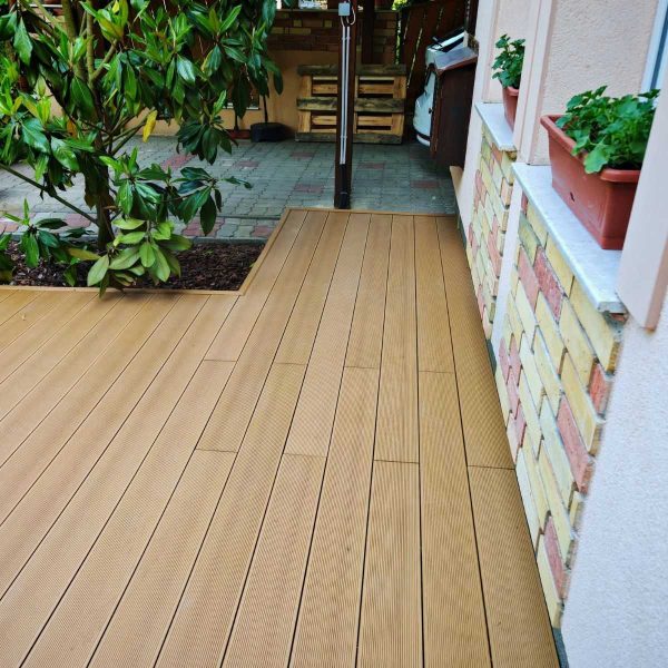 Standard WPC teraszburkolat natúr tölgy színben, kültéri terasz referencia