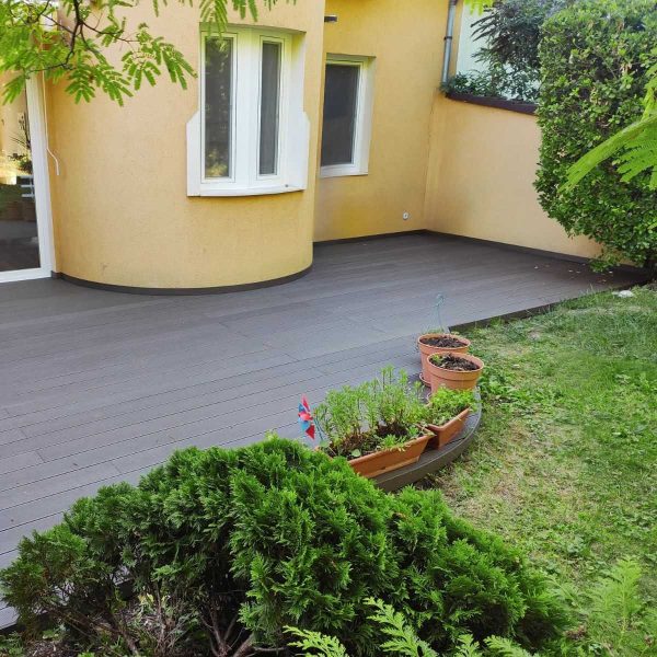 Standard WPC teraszburkolat világos antracit színben, modern terasz kialakítás